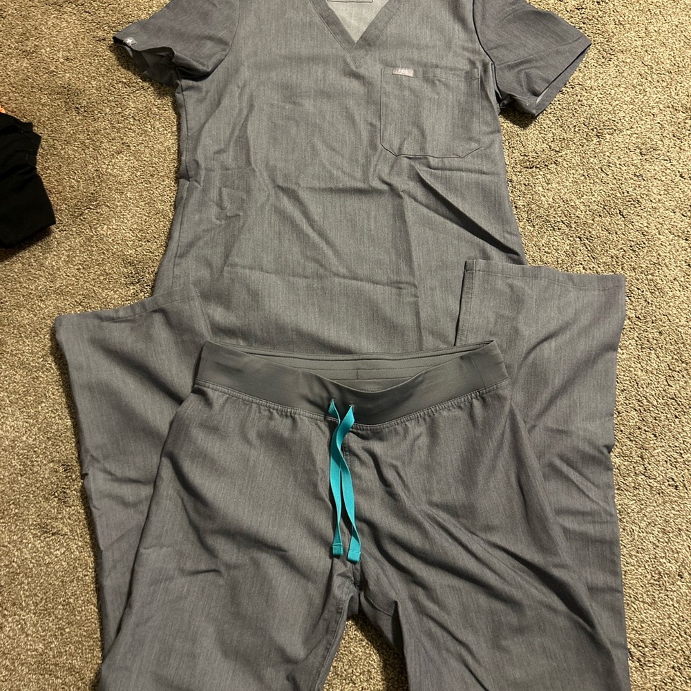 Gray Women's FIGS scrub set SMALL EUC